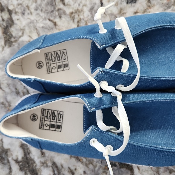 Nwot. Slip on comfy shoes size 8. Never worn - Picture 4 of 5